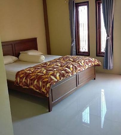 Andira Homestay Labuan Bajo Exterior foto